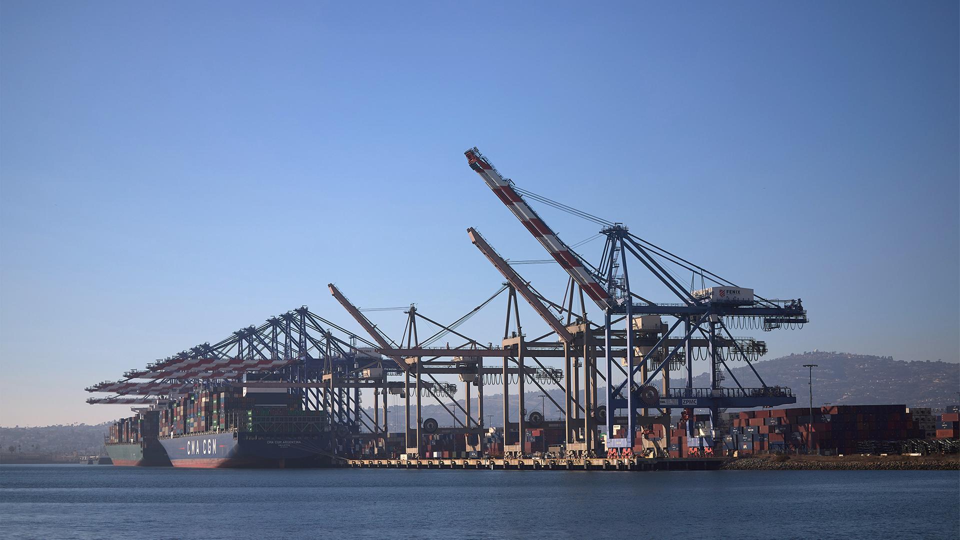 Kräne stehen neben einem Containerschiff im Hafen von Los Angeles. | EPA