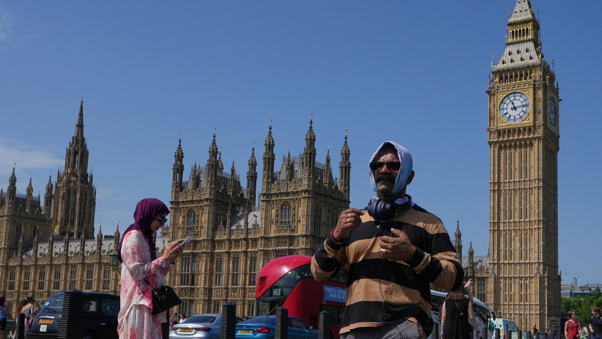 Menschen suchen Kühlung in London | AP Photo/Kirsty Wigglesworth