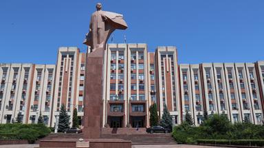 Eine Lenin-Statue steht vor dem Parlamentsgebäude in Tiraspol im Separatistengebiet Transnistrien.