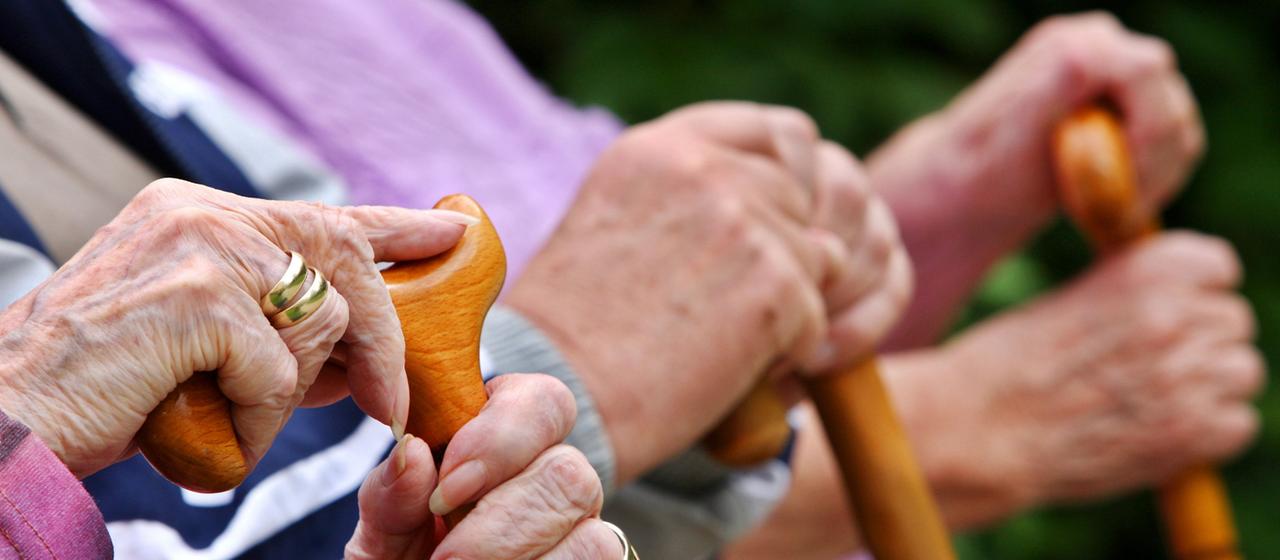 Senioren auf der Parkbank