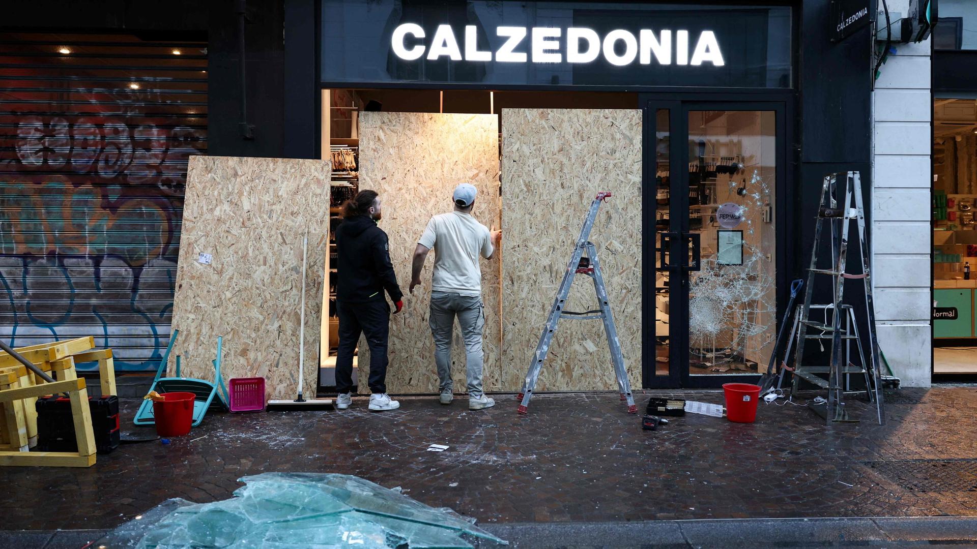 Handwerker sichern ein eingeschlagenen Schaufenster in Lille | AFP