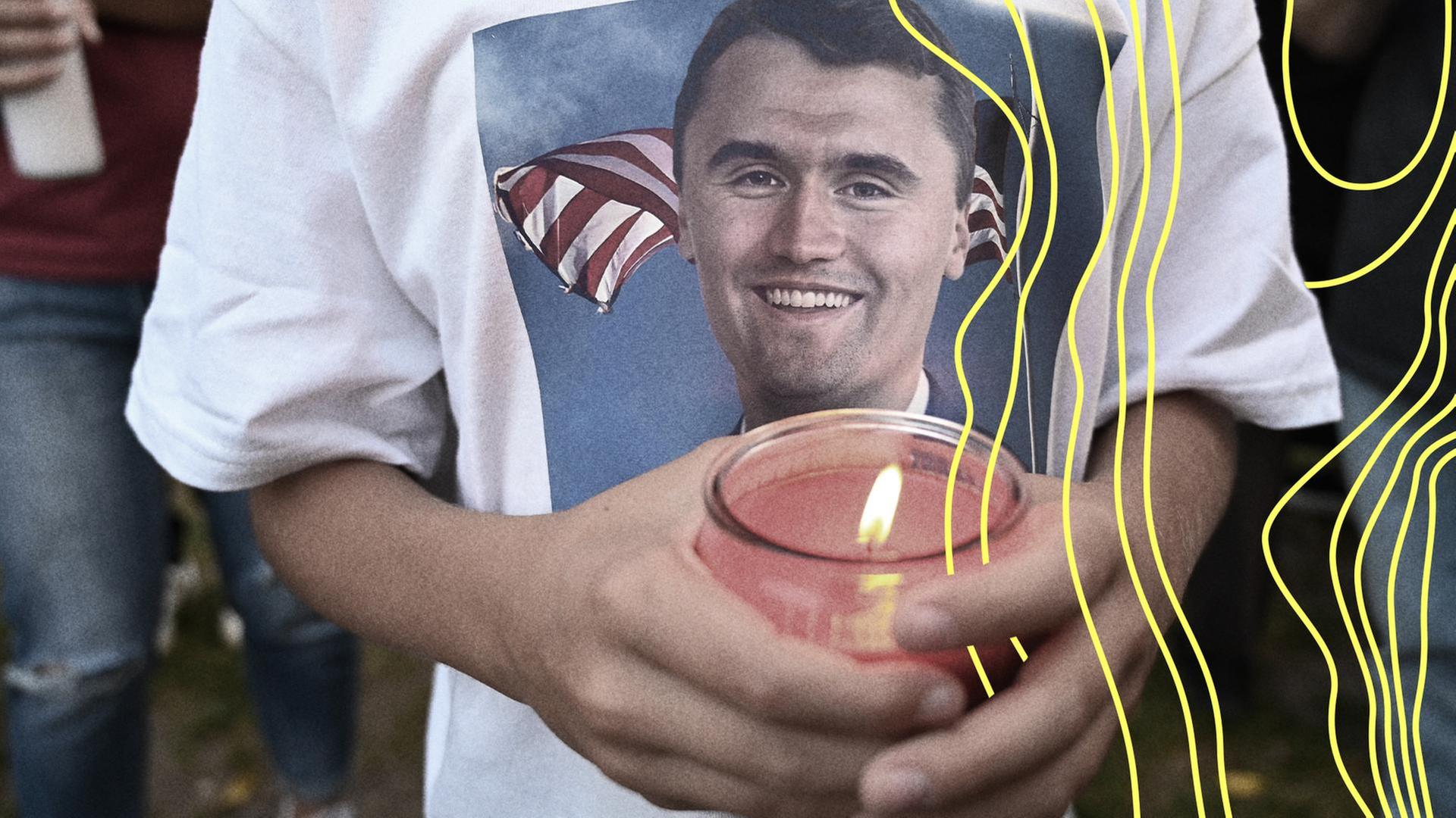 Ein Mensch hält eine Kerze in der Hand, auf seinem T-Shirt ist das Gesicht von Charlie Kirk zu sehen. | picture alliance / Anadolu, Jacek Boczarski