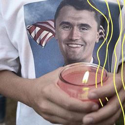 Ein Mensch hält eine Kerze in der Hand, auf seinem T-Shirt ist das Gesicht von Charlie Kirk zu sehen.