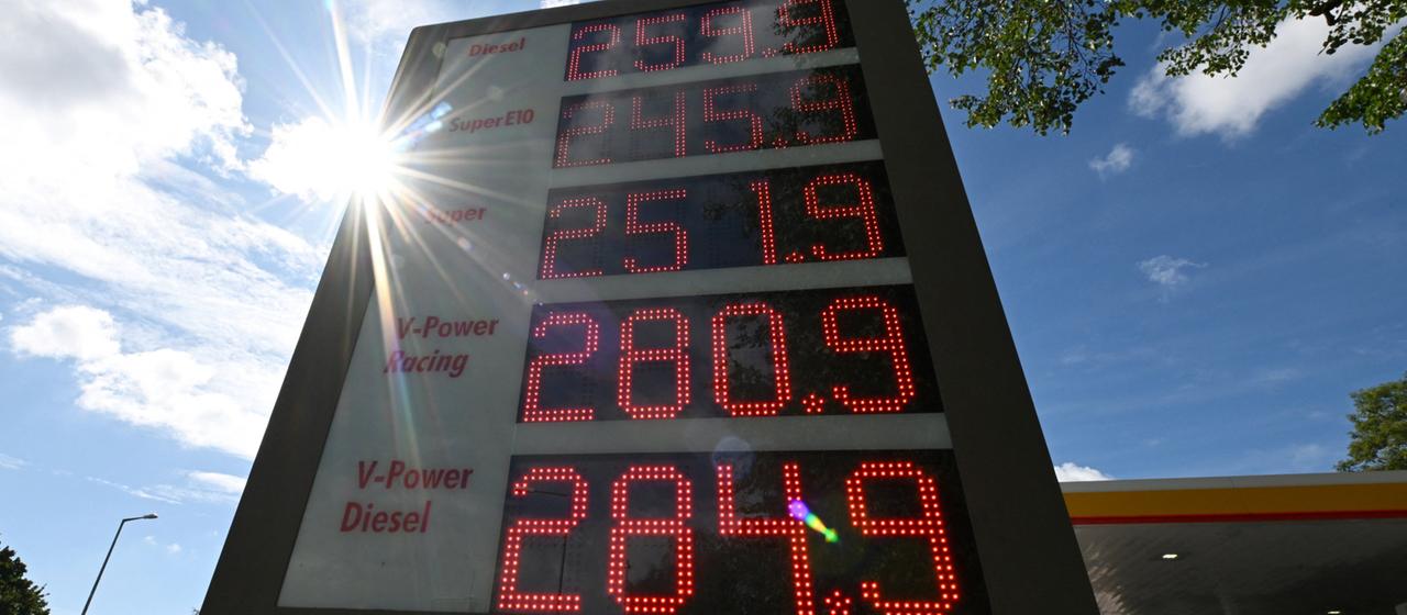 Die Preisanzeigetafeln einer Tankstelle in München