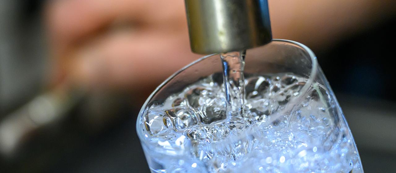 Trinkwasser läuft in ein Glas.