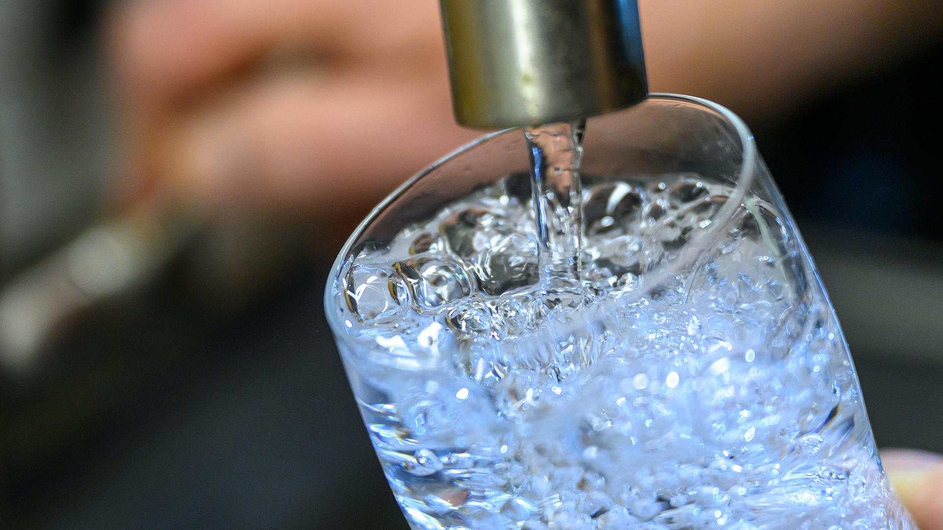 Trinkwasser l�uft in ein Glas. | dpa