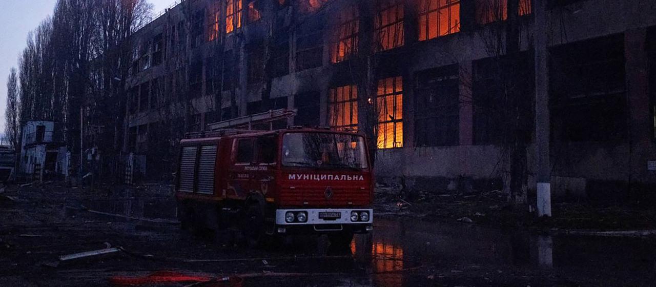 Ein Feuerwehrauto vor einem brenenden Haus in Odessa