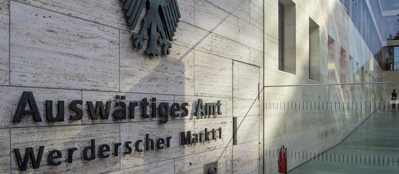 Das deutsche Wappen und der Schriftzug "Auswärtiges Amt / Werderscher Markt 1" sind an einer Außenwand am Eingang zum Auswärtigen Amt angebracht.