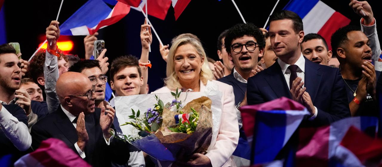 Eric Ciotti (l-r), Bürgermeister von Nizza, Marine Le Pen, Präsidentschaftskandidatin der rechtsnationalen Partei "Rassemblement National", und Jordan Bardella, Vorsitzender der rechtsextremen Partei "Rassemblement National", zum Abschluss des 19. Parteitags