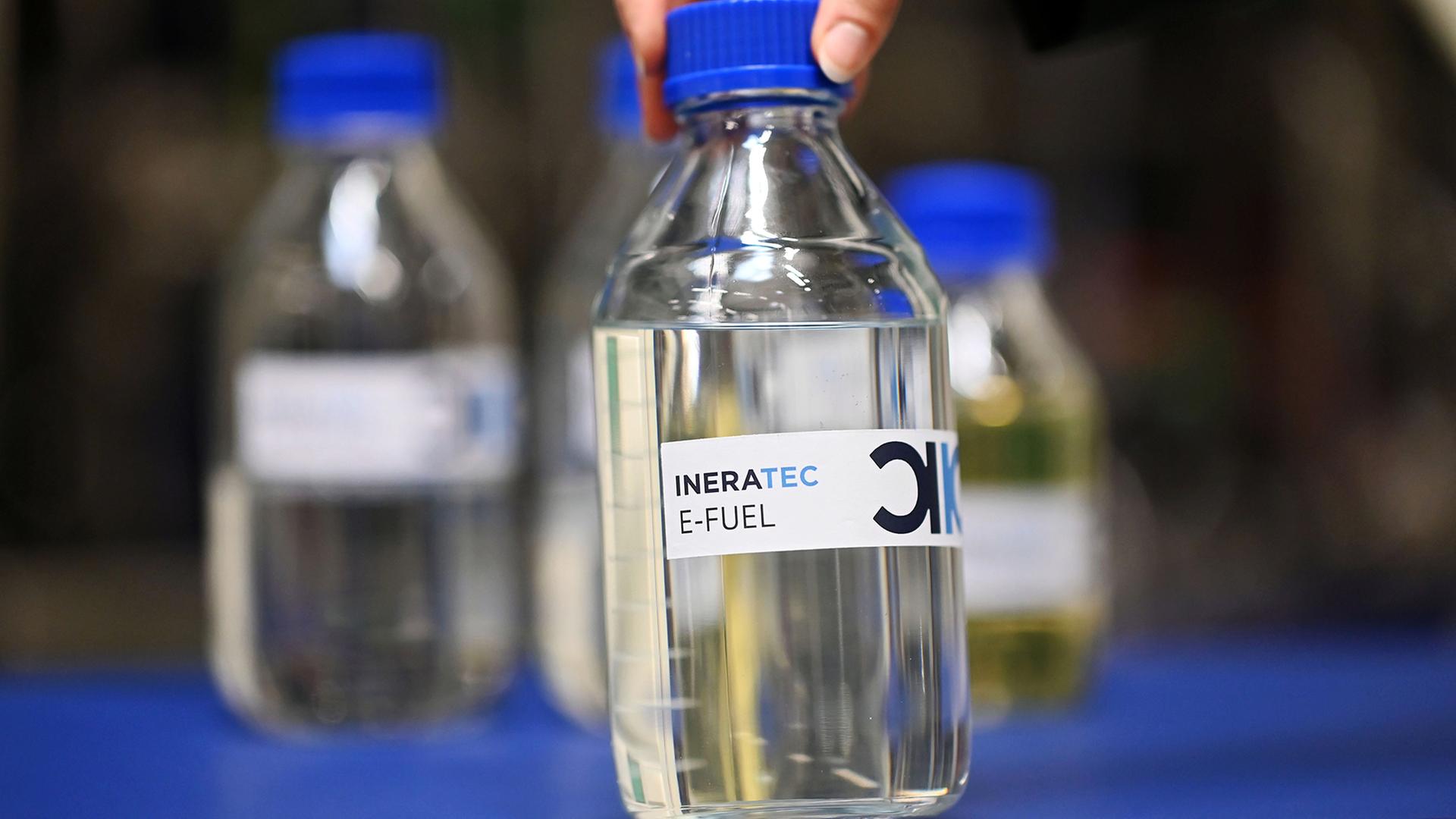 Eine Flasche mit e-Fuel. | picture alliance/dpa