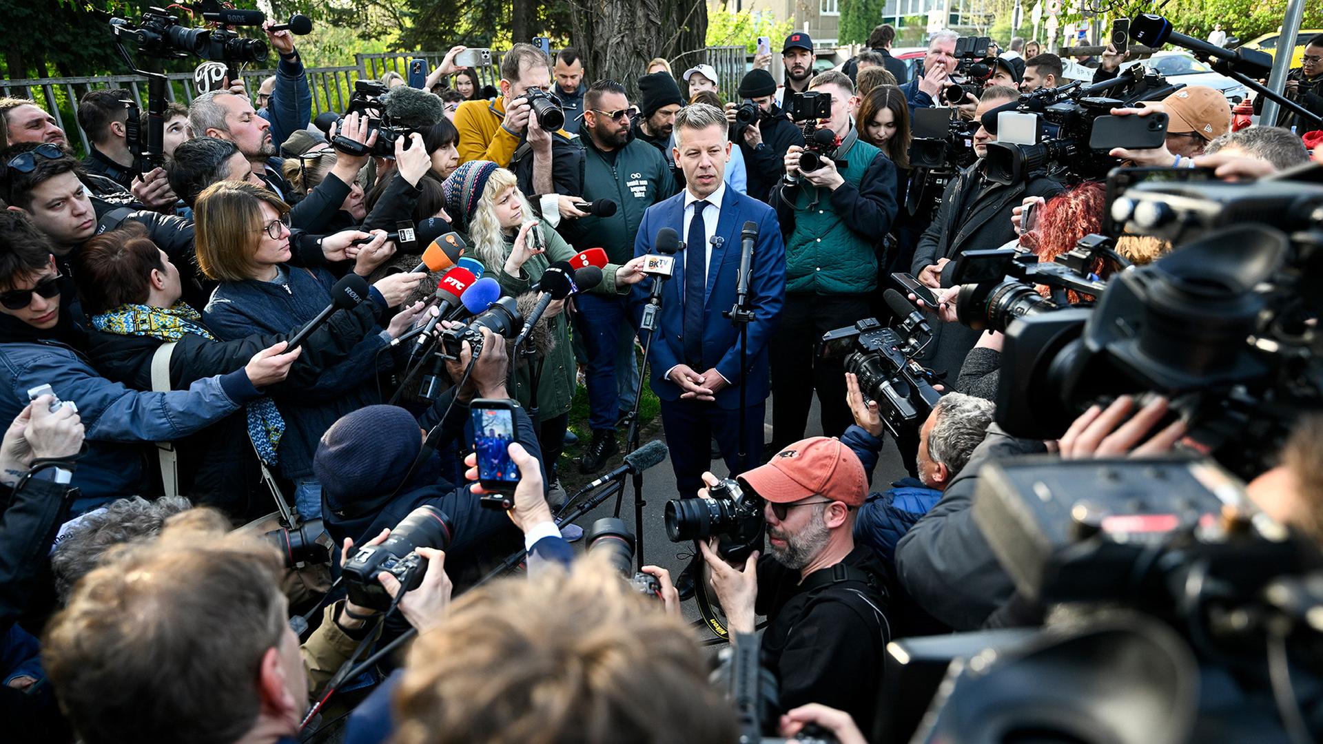 Peter Magyar umgeben von Kameras und Mikrofonen. | EPA