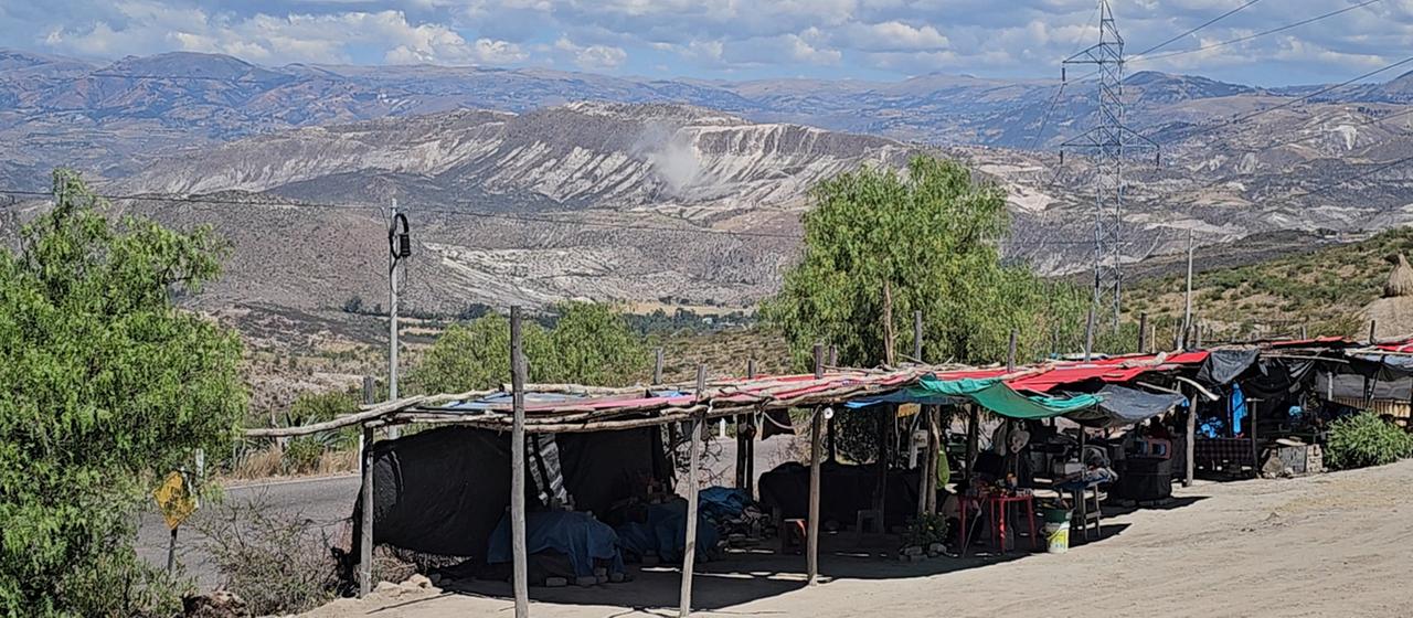 Staub steigt auf in einer Bergregion bei Pacaycasa (Peru)