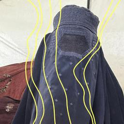 Eine Frau in einer blauen Burka.