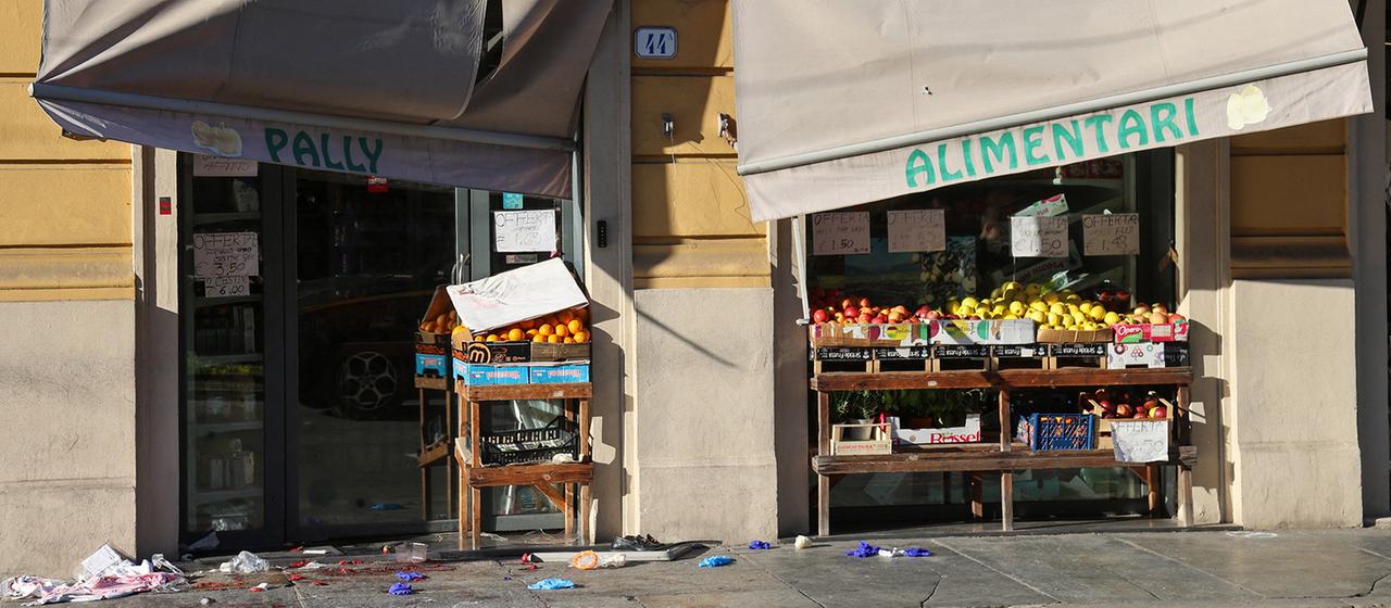 Ein Lebensmittelgeschäft und die davor stehenden Obst- und Gemüseauslagen sind beschädigt worden.