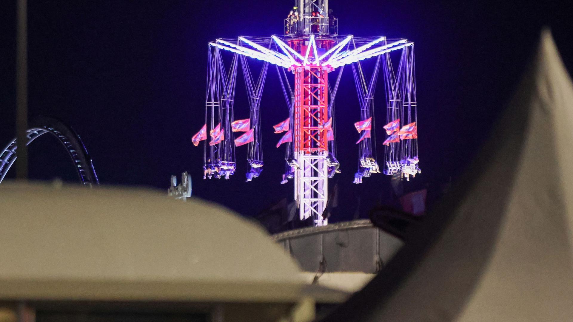 Hamburger Dom: 23 Menschen sitzen stundenlang in Kettenkarussell fest