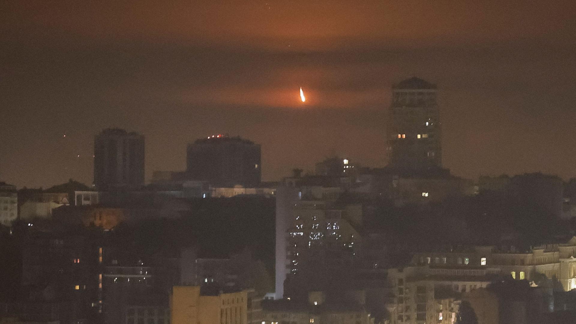 Eine Explosion einer Drohne ist am Himmel über der ukrainischen Hauptstadt Kiew zu sehen. | REUTERS