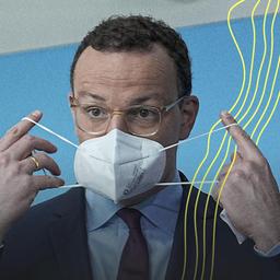 Jens Spahn (CDU) setzt nach einem Pressestatement seine Maske auf.