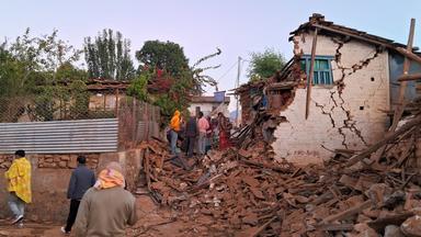 Menschen in Nepal suchen in Trümmern nach ihren Habseligkeiten.