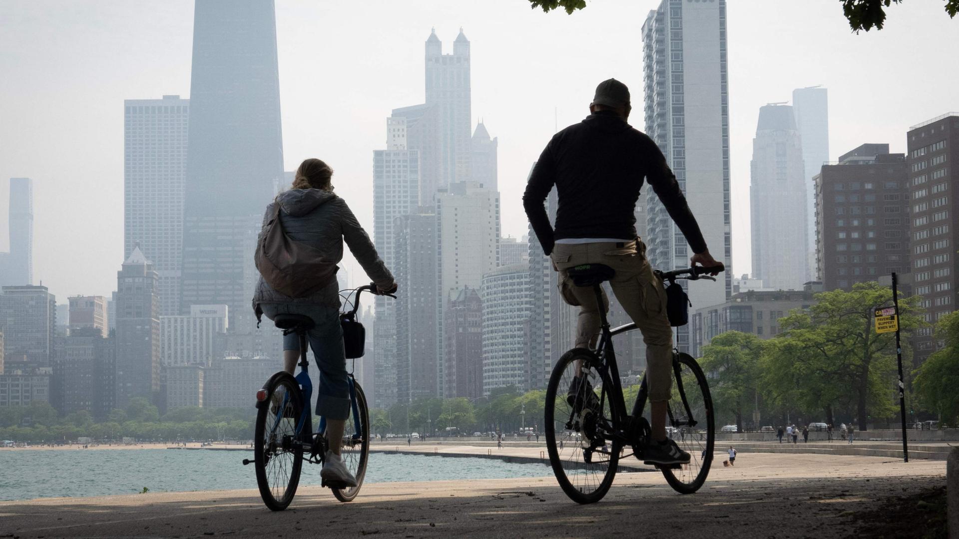 Radfahrer vor der Skyline von Chicago (Archivbild vom 05.06.2025) | Getty Images via AFP