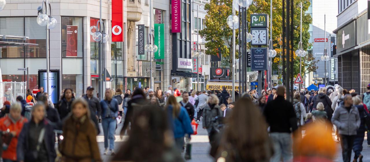 Passanten sind in der Kölner Fußgängerzone Schildergasse unterwegs.