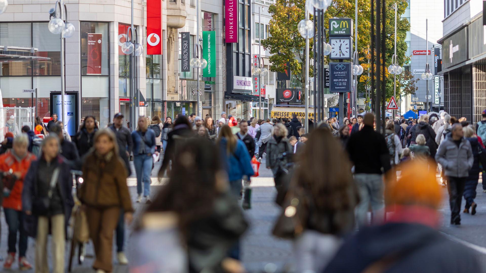 Passanten sind in der Kölner Fußgängerzone Schildergasse unterwegs. | picture alliance/dpa