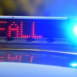 Auf einem Polizeifahrzeug warnt eine Leuchtschrift vor einer Unfallstelle