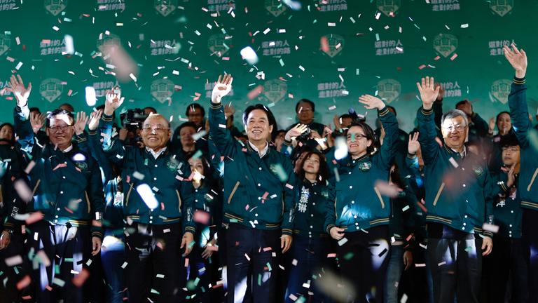 Wahlsieger Lai Ching-te (Mitte)