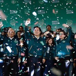 Wahlsieger Lai Ching-te (Mitte)