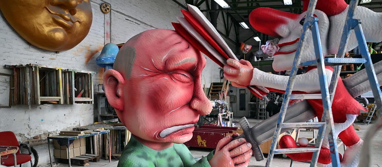 Die Figuren für ein Putin-Motiv für den Rosenmontagszug stehen in der Werkstatt.