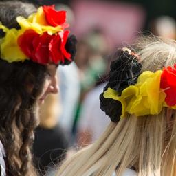 Fans auf der Fanmeile mit Deutschlandmerch