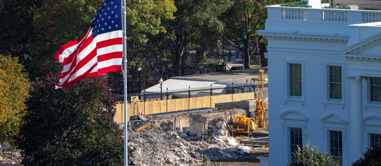 Der Ostflügel des Weißen Hauses in Washington ist nun ein Trümmerfeld | REUTERS Der Ostflügel des Weißen Hauses in Washington ist nun ein Trümmerfeld