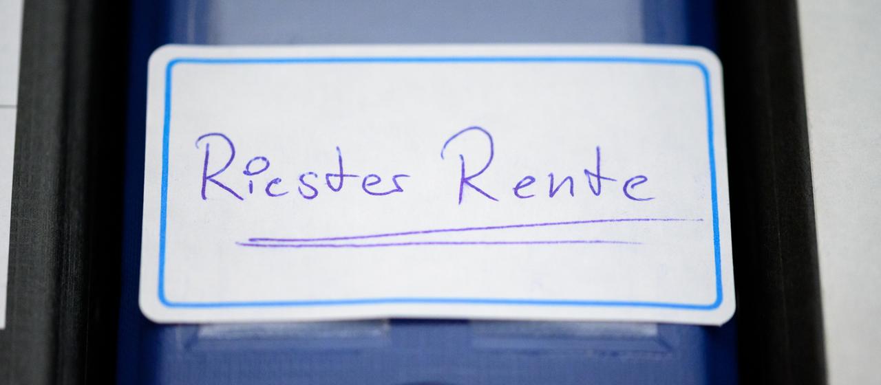 Ein Ordner mit der Aufschrift "Riester-Rente".