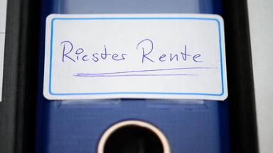 Ein Ordner mit der Aufschrift "Riester-Rente".