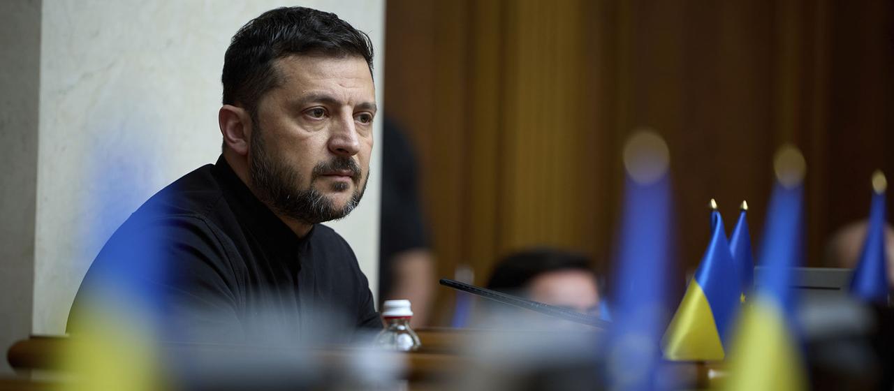 Wolodymyr Selenskyj nimmt an der Parlamentssitzung teil. | dpa Wolodymyr Selenskyj nimmt an der Parlamentssitzung teil.