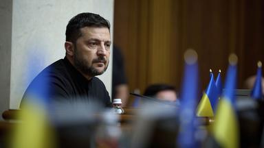 Wolodymyr Selenskyj nimmt an der Parlamentssitzung teil.