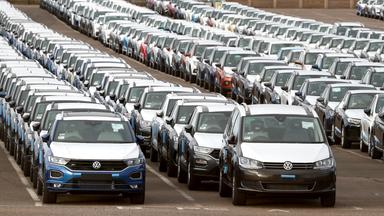 Tausende von neuen Autos stehen auf einem Gelände in der Nähe von Sheerness in Kent.