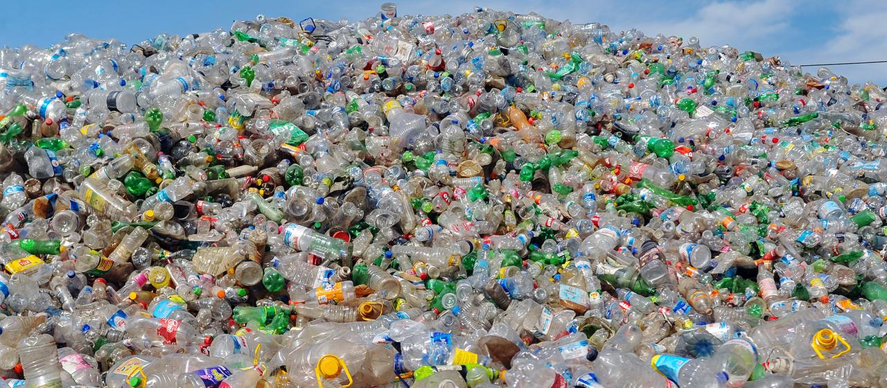 Botellas de plástico desechadas yacen en una planta de reciclaje en Bangladesh