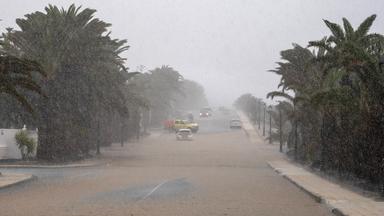 Regenfälle überschwemmen die Straßen der Touristenstadt Teguise auf Lanzarote