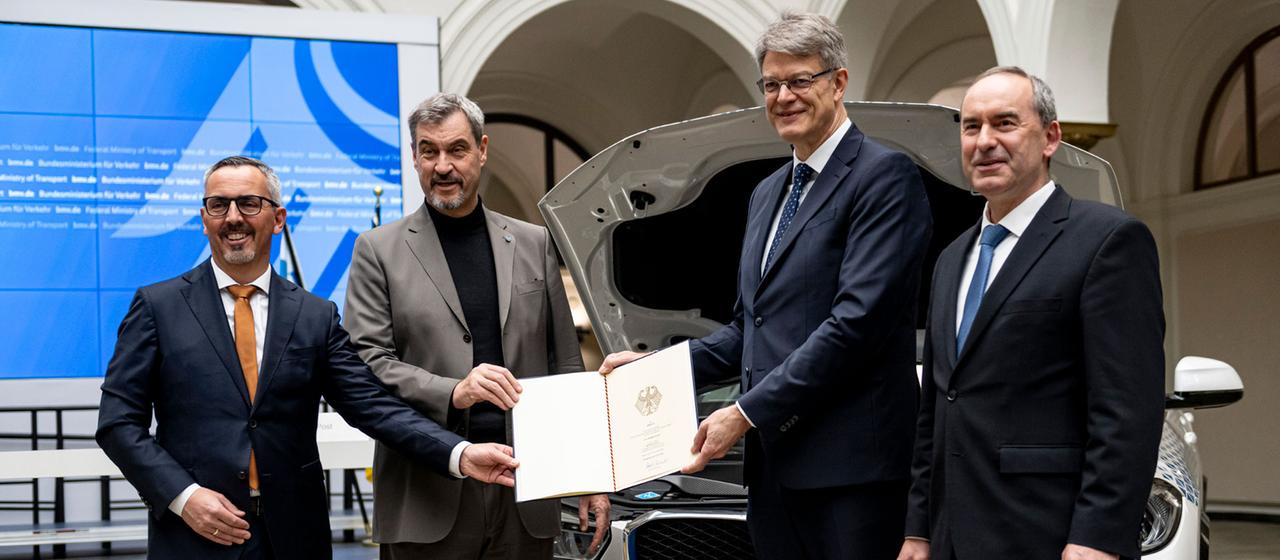 Joachim Post, Markus Söder, Patrick Schnieder und Hubert Aiwanger nehmen an der Förderbescheidübergabe für das IPCEI-Wasserstoff-Projekt „HyPowerDrive“ teil. 
