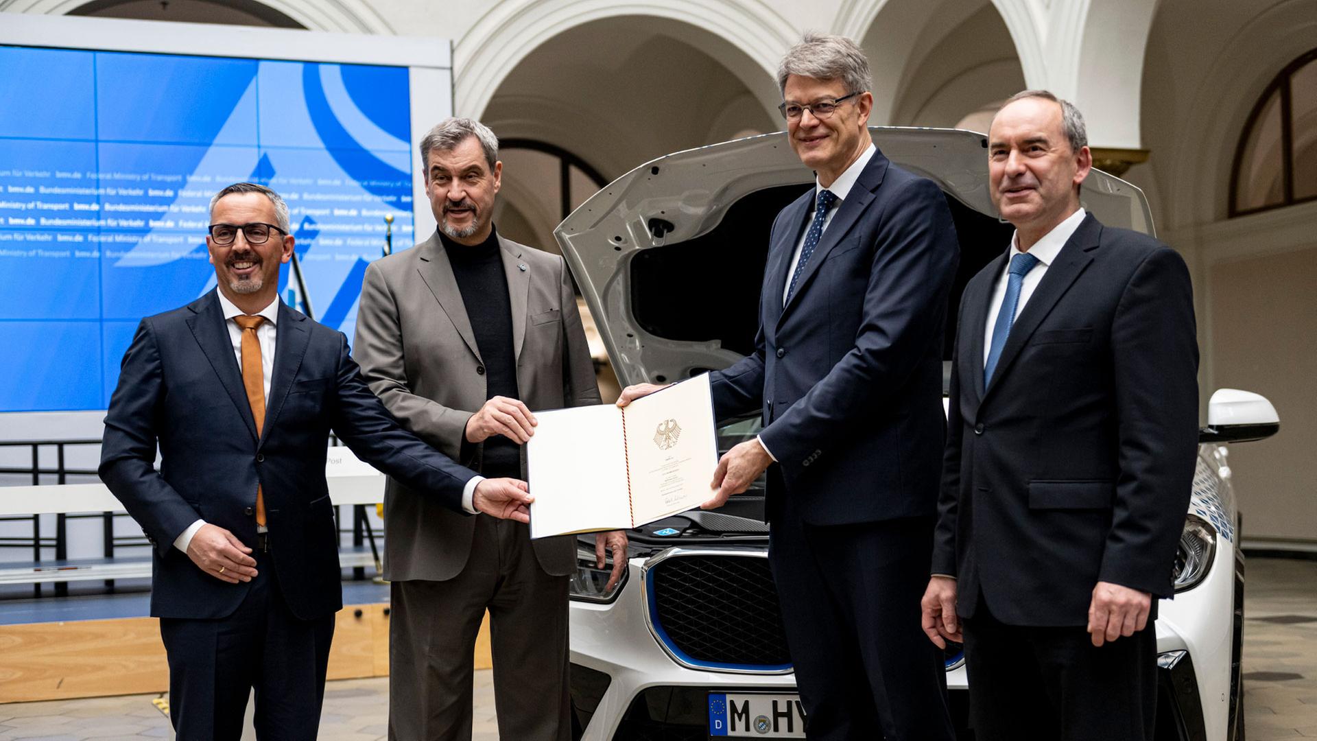 Joachim Post, Markus Söder, Patrick Schnieder und Hubert Aiwanger nehmen an der Förderbescheidübergabe für das IPCEI-Wasserstoff-Projekt „HyPowerDrive“ teil.  | picture alliance/dpa