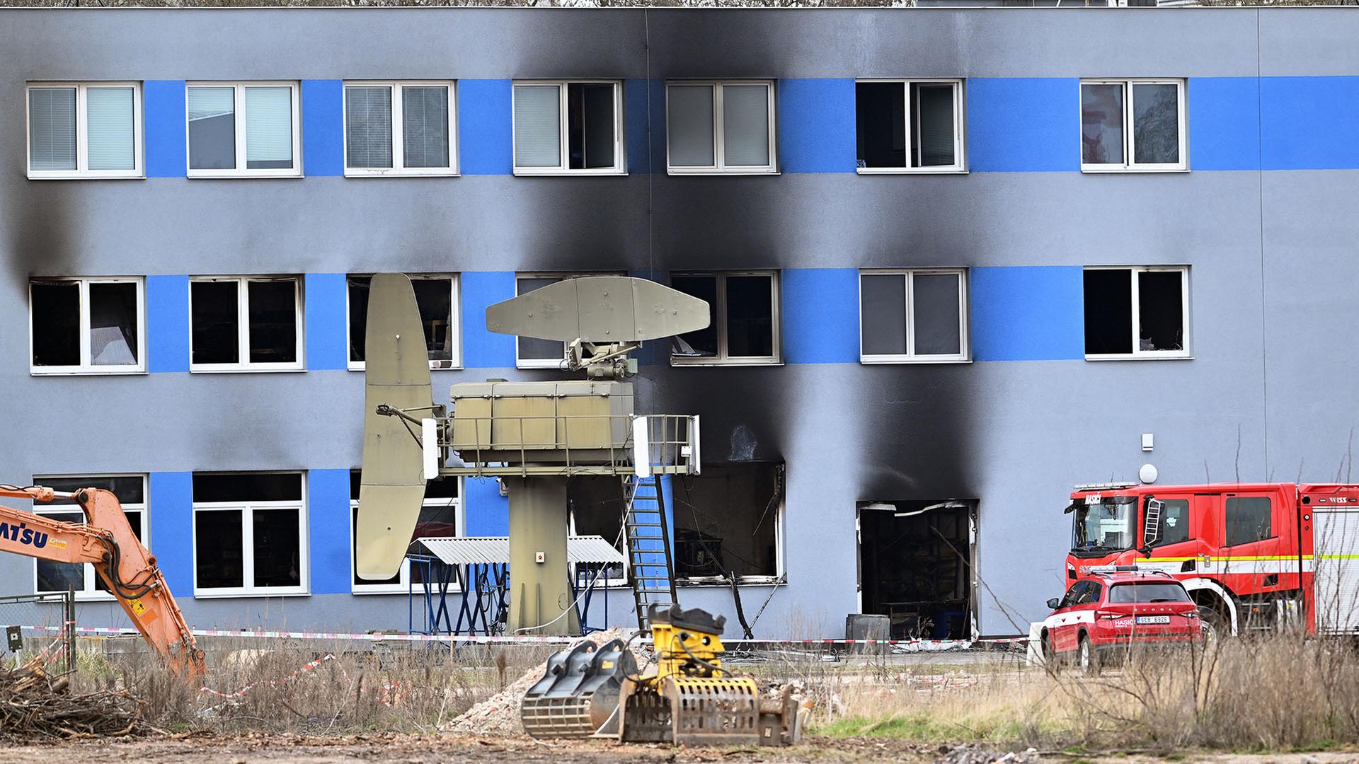 Blick auf eine abgebrannte Lagerhalle Geb�ude in einem Industriegebiet in Parubice, Tschechien. | picture alliance/dpa/CTK