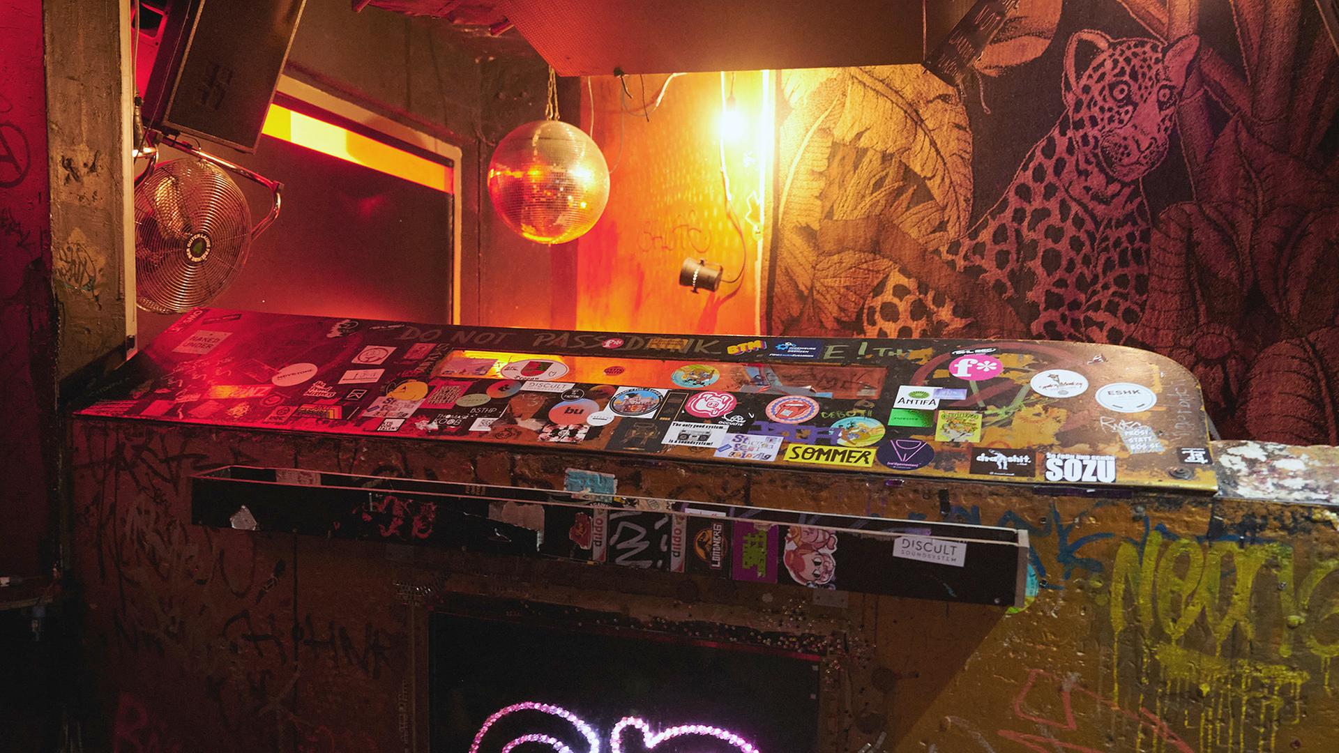 Blick auf ein DJ-Pult im leeren Club | picture alliance/dpa