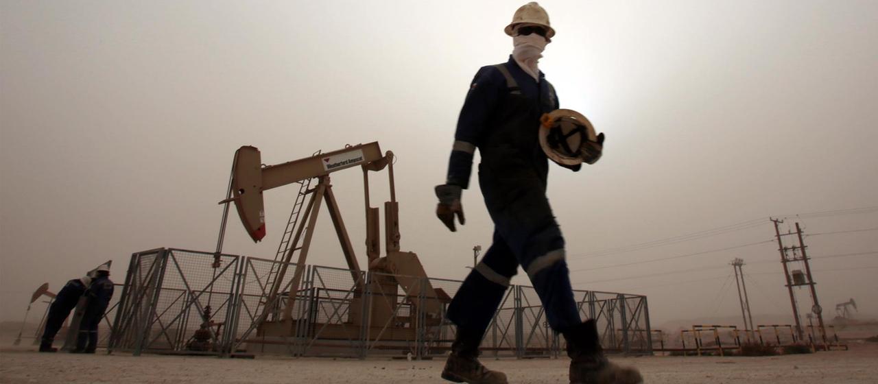 Ein Ölarbeiter vor einer Ölpumpe in Bahrain.