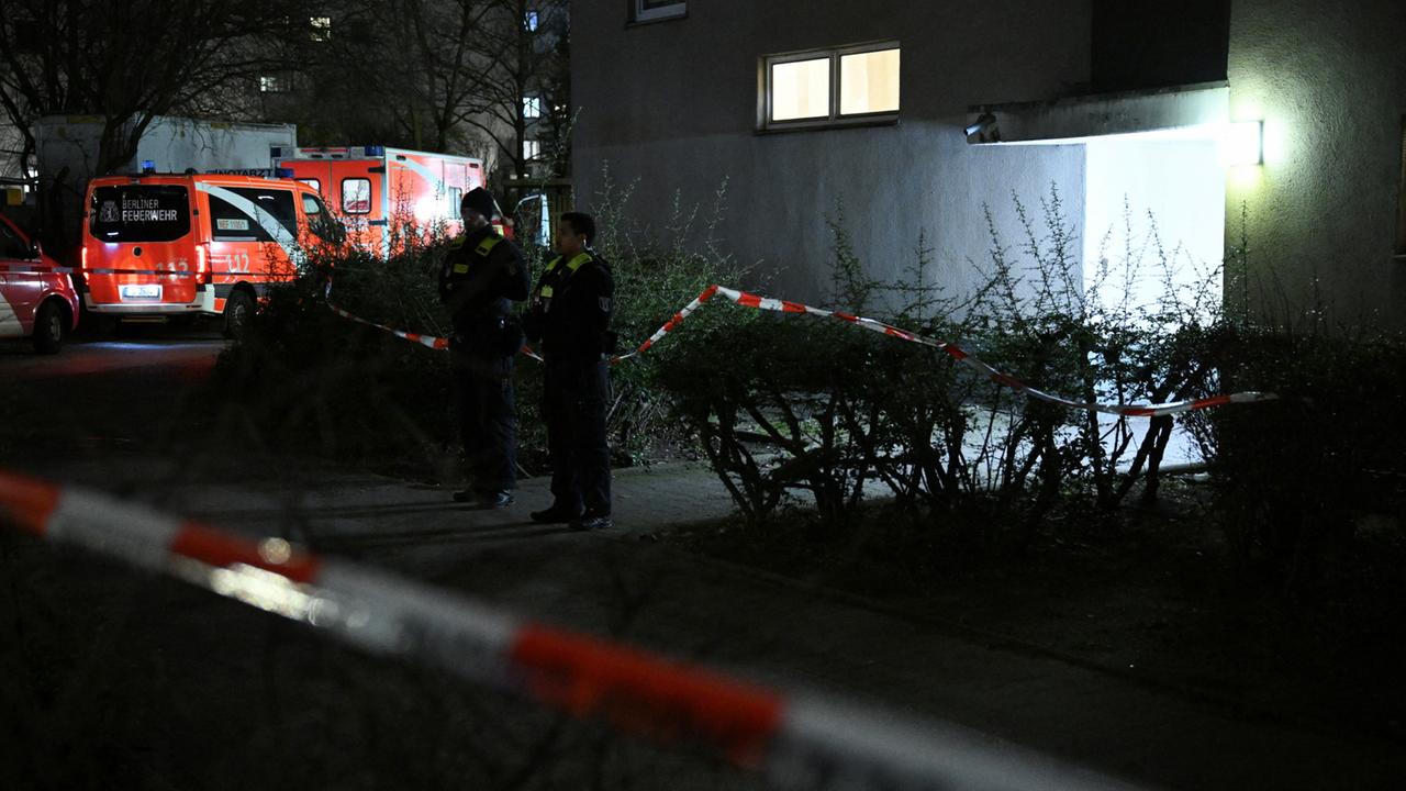 Polizisten vor der Wohnung der festgenommenen mutmaßlichen RAF-Terroristin Klette in Berlin. | REUTERS