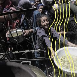 Palästinenser warten in Beit Lahia im nördlichen Gazastreifen in langen Schlangen auf Töpfe mit Lebensmitteln, die von Wohltätigkeitsorganisationen verteilt werden. Die Nahrungsmittelkrise im Gazastreifen verschärft sich aufgrund der Schließung der Grenzübergänge täglich.