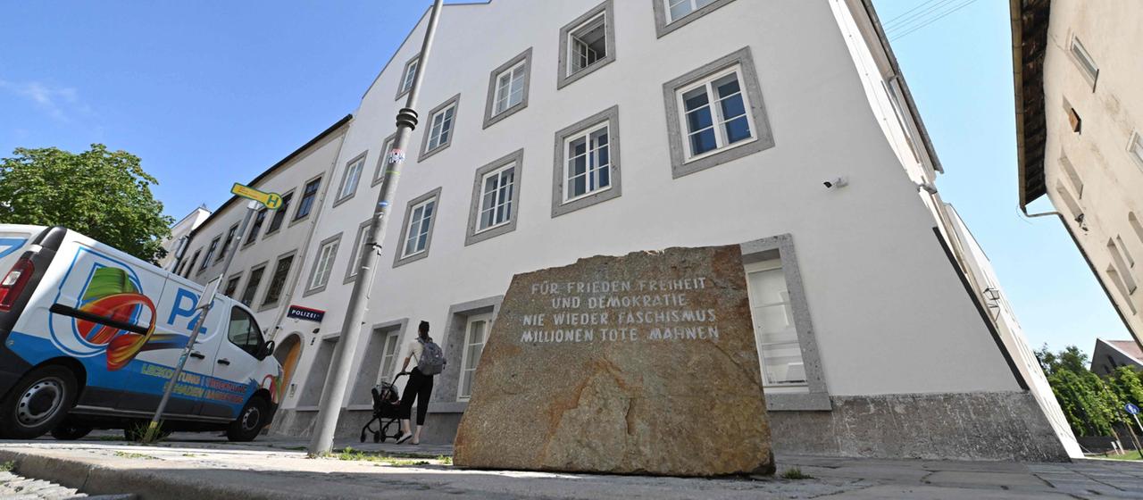 Vor dem Geburtshaus des ehemaligen deutschen Diktators Adolf Hitler in Braunau am Inn, Österreich, steht ein Gedenkstein mit der Aufschrift "Für Frieden, Freiheit und Demokratie - Nie wieder Faschismus - Millionen Tote warnen". 