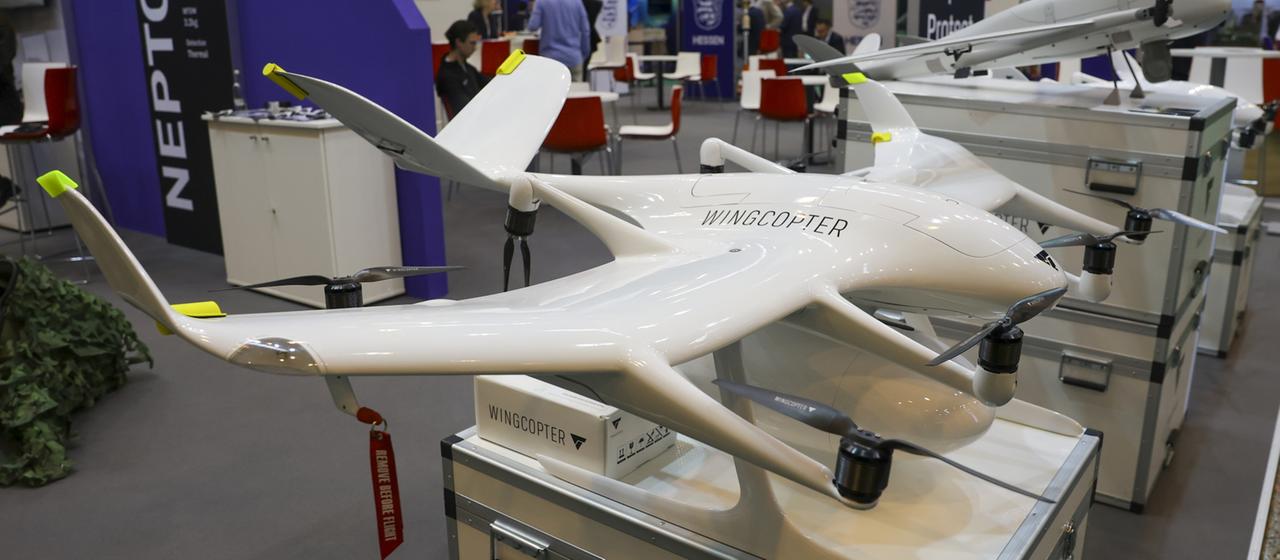 Eine Wingcopter-Drohne ist an einem Stand auf der Euro Defence Expo (EUDEX) in Essen zu sehen.