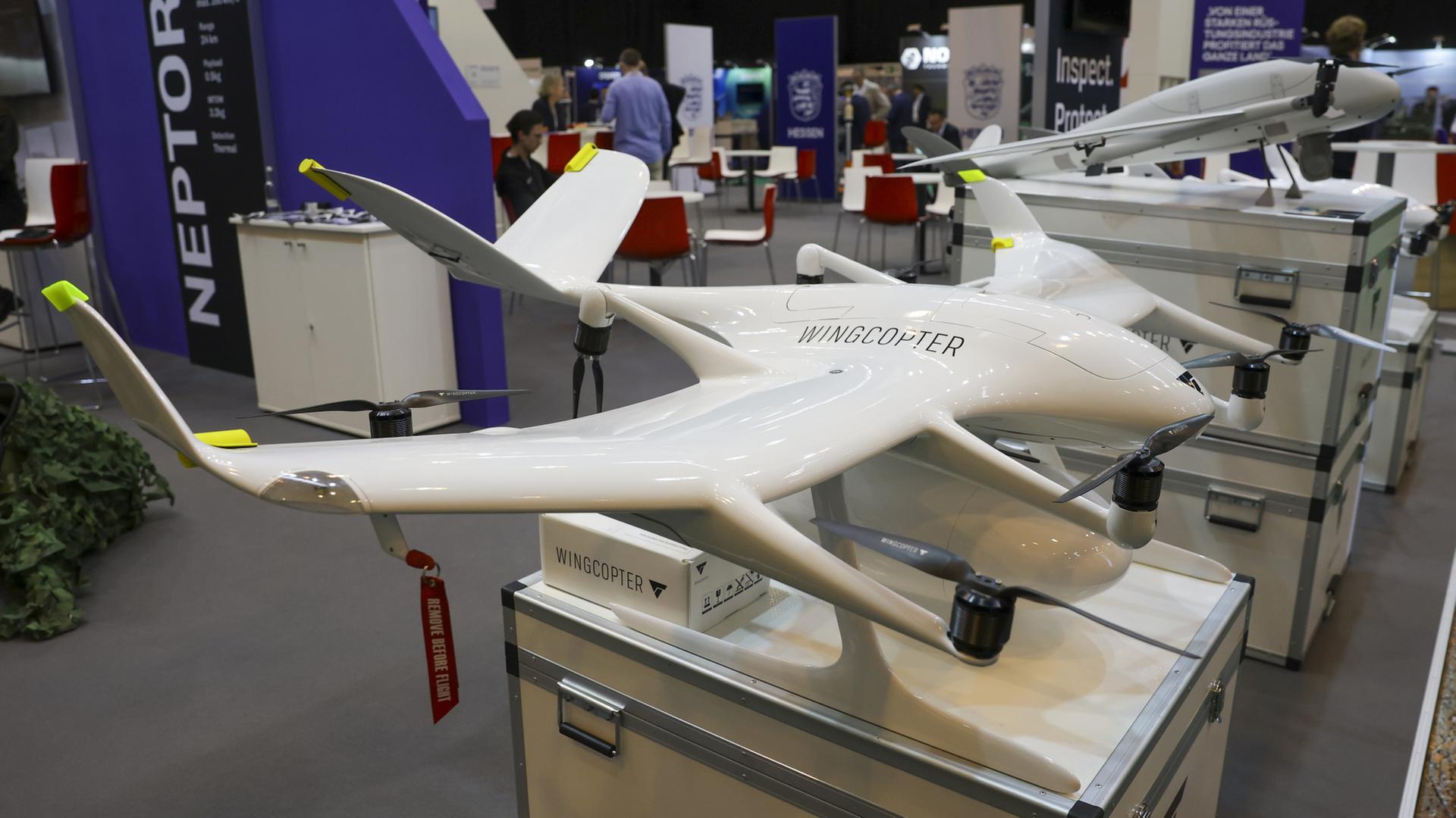 Eine Wingcopter-Drohne ist an einem Stand auf der Euro Defence Expo (EUDEX) in Essen zu sehen. | EPA