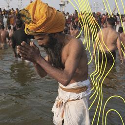 Ein Sadhu oder heiliger Hindu betet, bevor er ein heiliges Bad im Sangam nimmt, dem Zusammenfluss von Ganges, Yamuna und dem mythischen Saraswati, am 