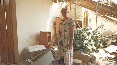 Iryna Korystina steht im zerstörten Heimatmuseum von Kupjansk.